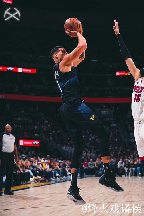 小波特跑位到弧顶接球,三分干拔出手投进3+1 小波特跑位到弧顶接球,三分干拔出手投进3+1