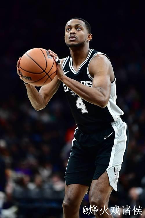 福克斯中路突篮下 以一打三上篮命中 福克斯中路突篮下 以一打三上篮命中